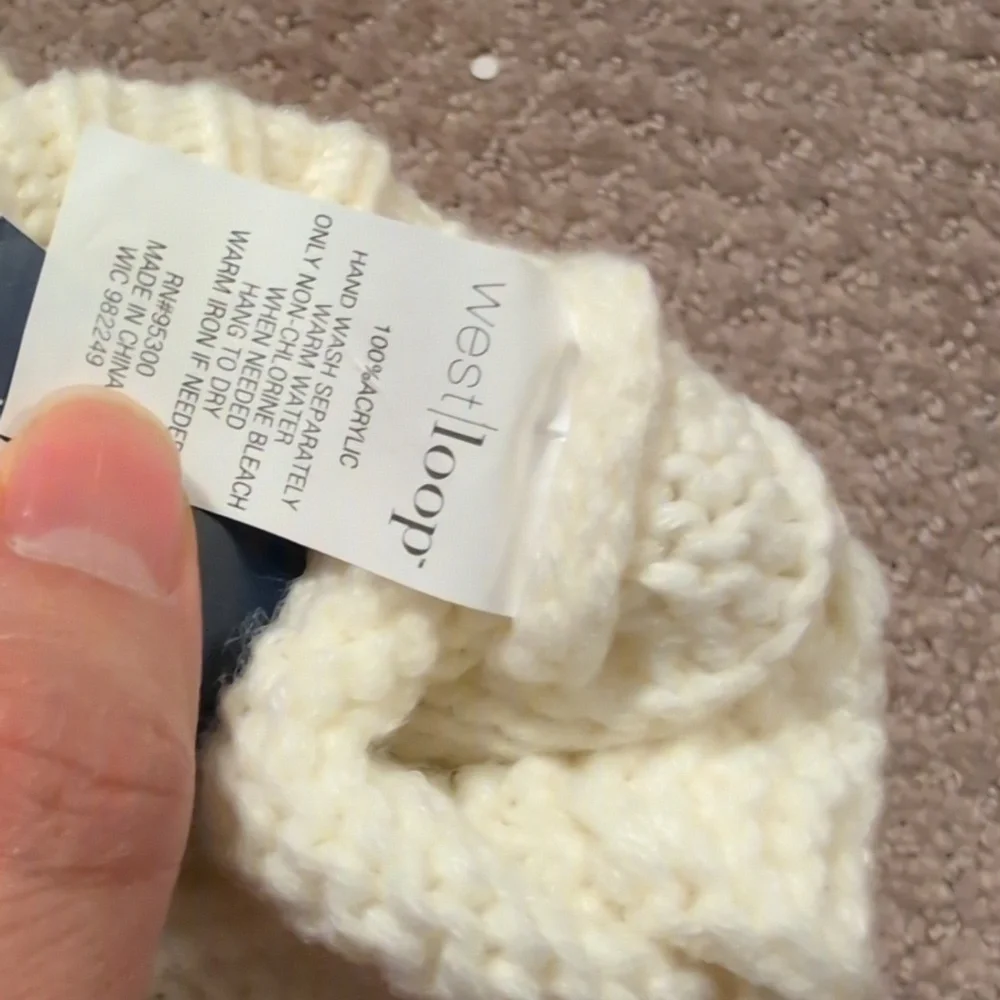 Women's knit white gloves NWT